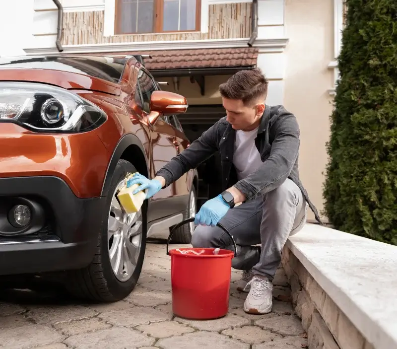 Lavage auto à domicile Beaufort-sur-Gervanne : professionnel intervenant sur un véhicule